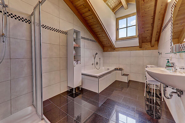 großes Bad im Obergeschoss